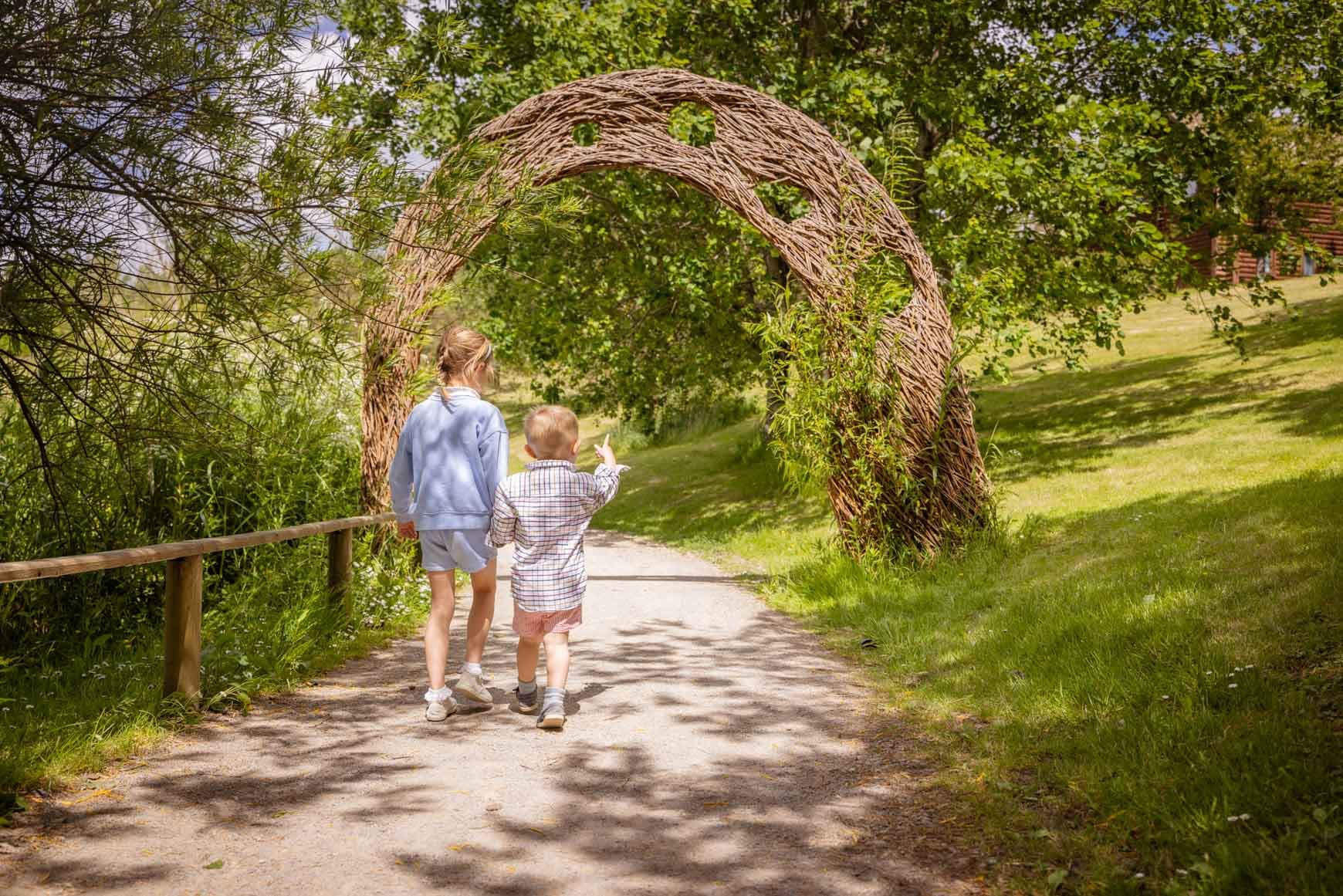 Children wicker arch lake Bluestone