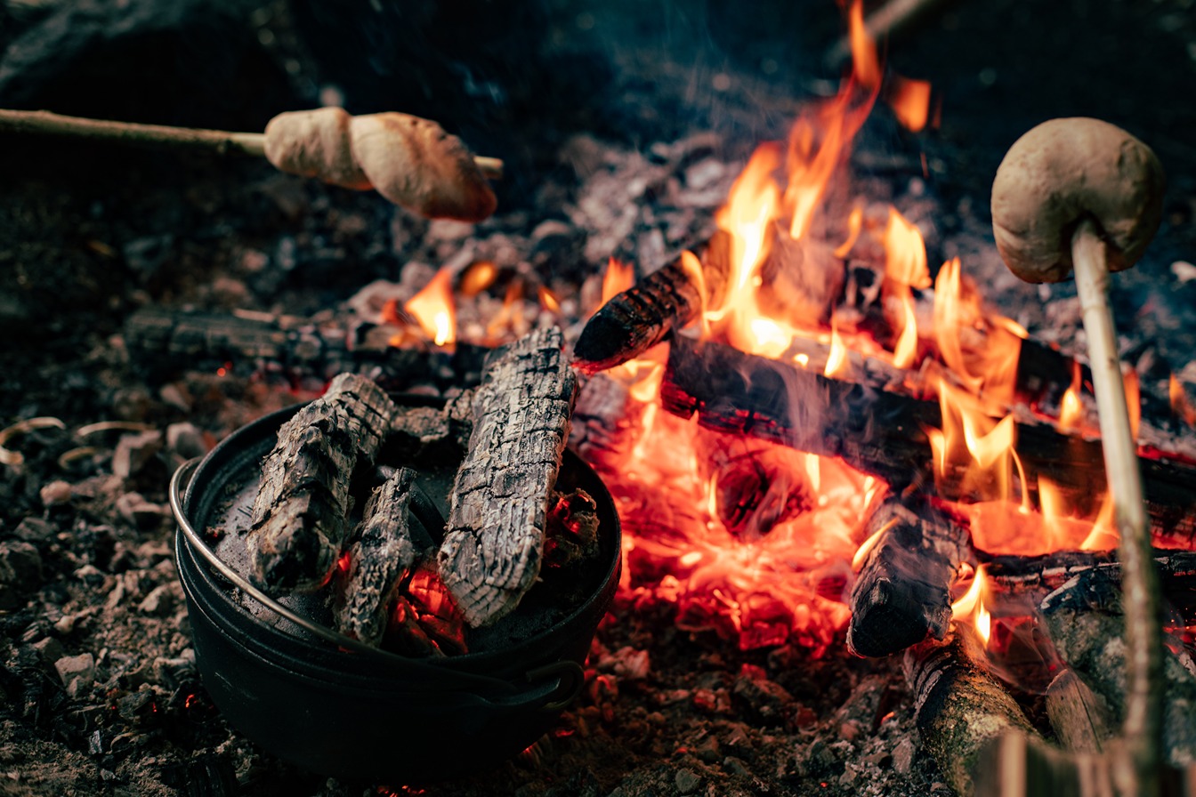 Foto d'estoc gratuïta de 8k fons de pantalla, acampar, bushcraft, calor,  carbó, caure, cendra, cremar, cremat, flama, fogata, fons de pantalla 4k,  fons de pantalla mòbil 4k, fons de pantalla per al